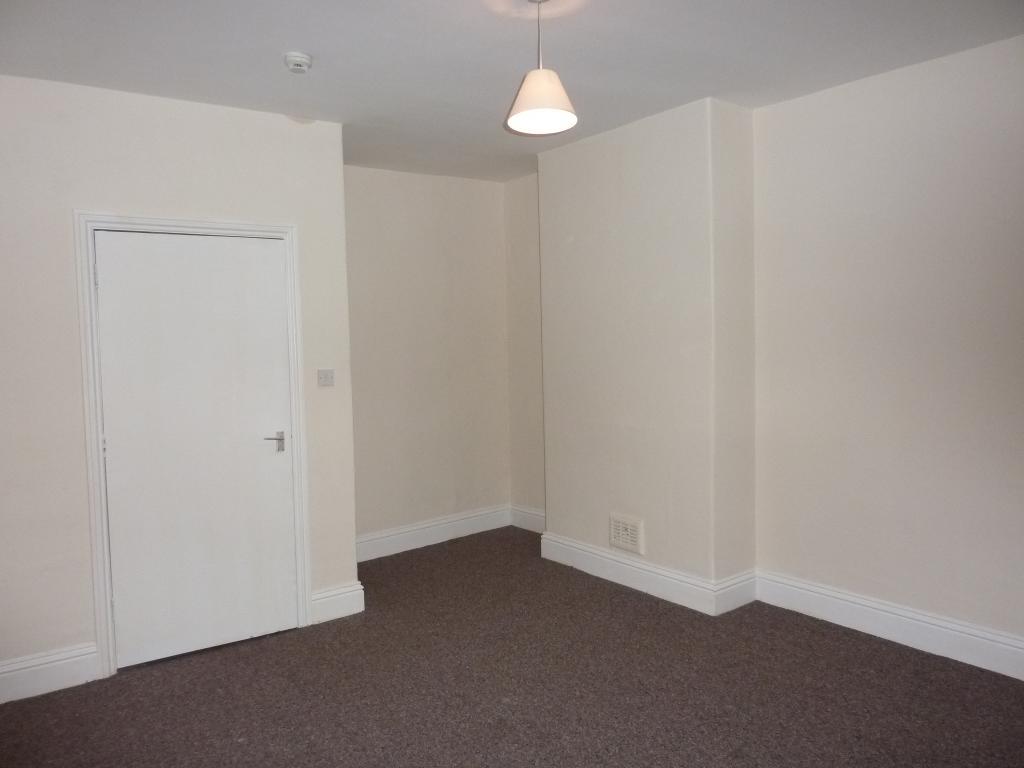 2 Bedroom Flat to Rent in Cowlyn Bay, LL29 8EW