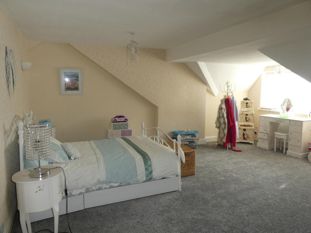3 Bedroom Maisonette for Sale in Old Colwyn, LL29 9PL