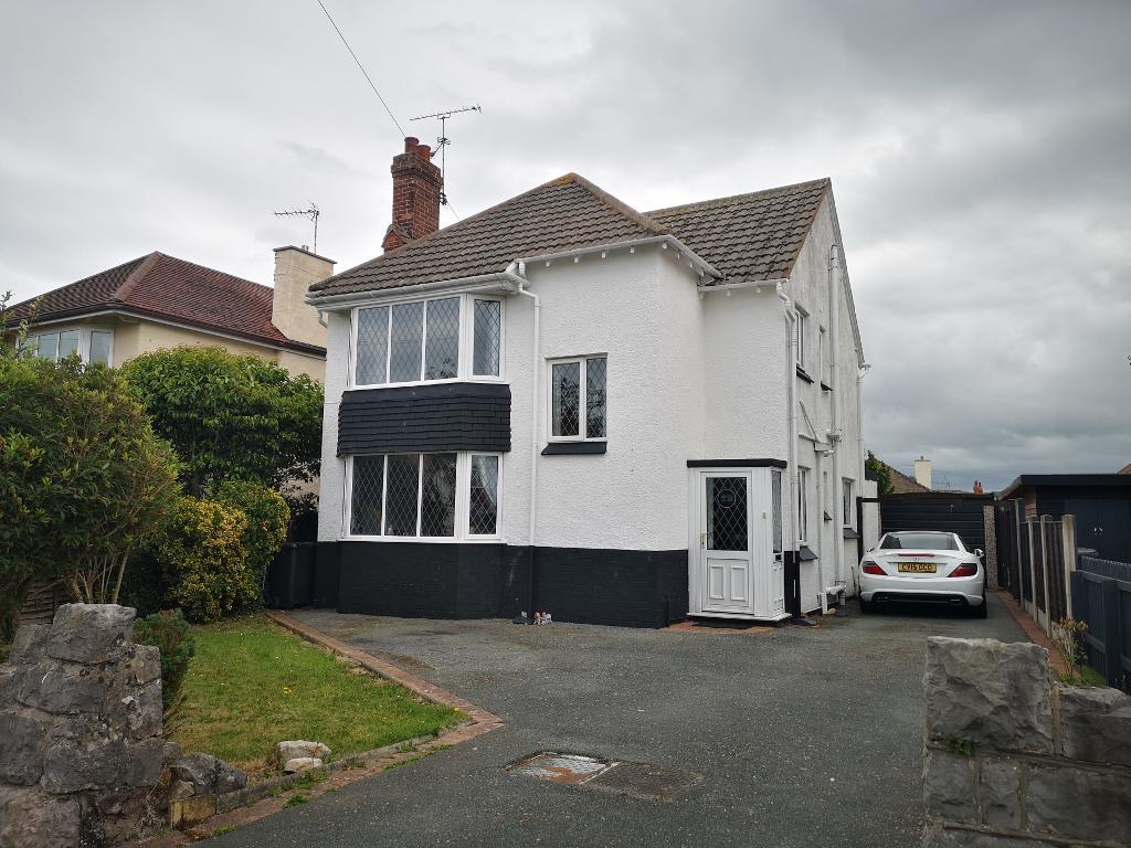 3 Bed Detached Property for Sale in Penrhyn Bay, LL30 3PF