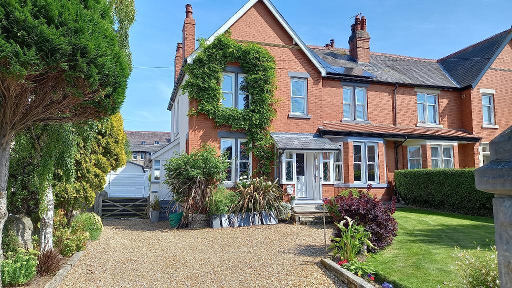 4 Bed Semi-Detached Property for Sale in Colwyn Bay, LL29 7YG